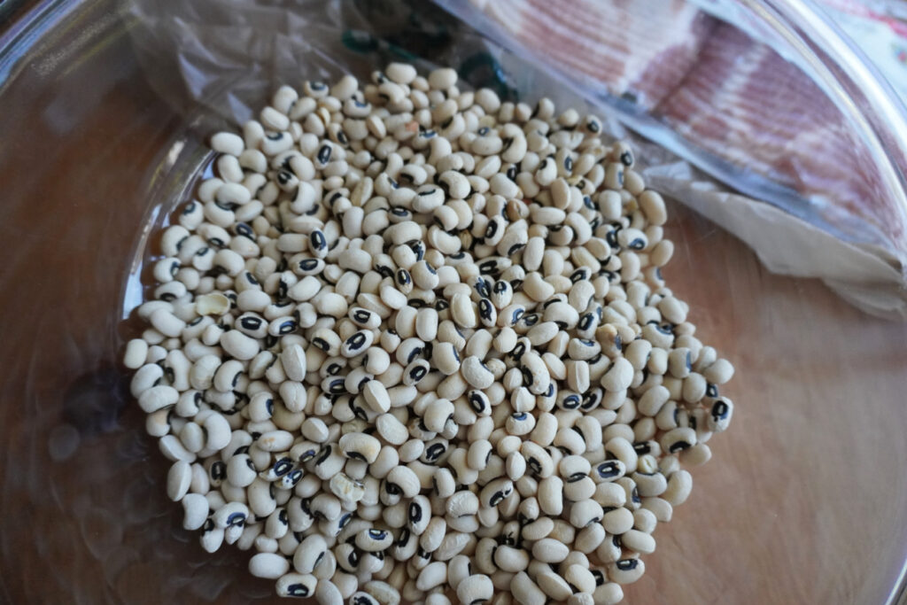 bowl of dried black eyed peas